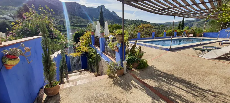 Acceso exterior y piscina