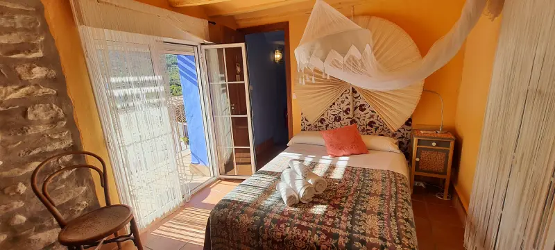 Dormitorio con balcon