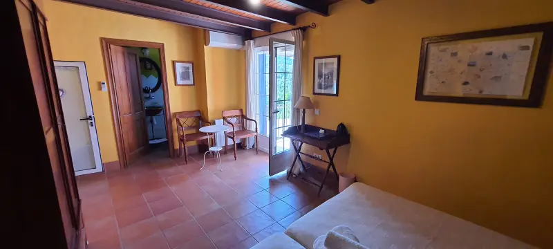 Dormitorio con dos camas y acceso terraza