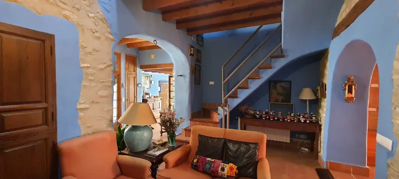 Estancia con escalera